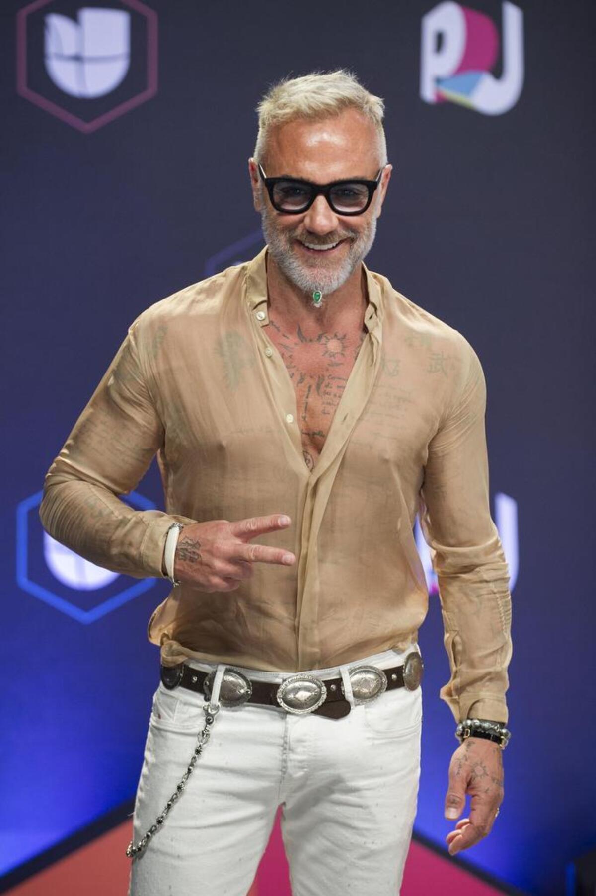 El multimillonario italiano Gianluca Vacchi posa para los medios en la alfombra de la decimocuarta edición de los Premios Juventud el jueves 6 de julio 2017, en el Wasco Center de Coral Gables.