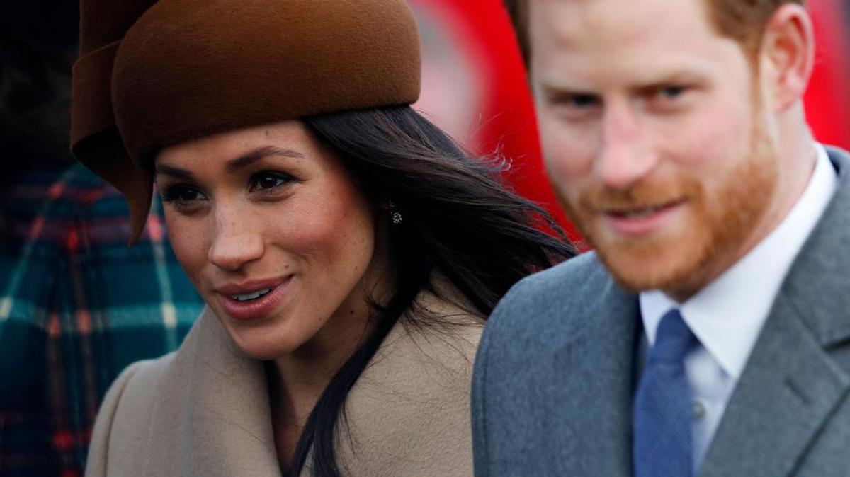 Actriz estadounidense Meghan Markle y el príncipe Harry llegan a la misa tradicional de la familia real en la iglesia St Mary Magdalene en Sandringham, Norfolk, este de Inglaterra, el 25 de diciembre de 2017.