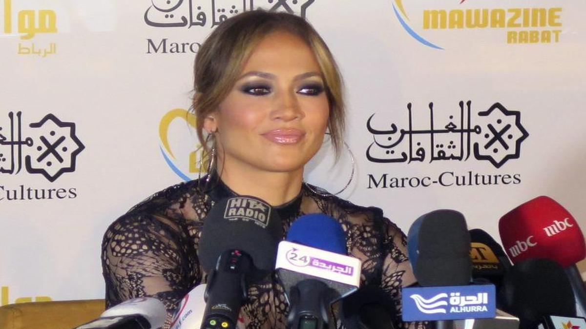 
 La cantante Jennifer López durante la rueda de prensa que ha ofrecido el jueves en Rabat previa al concierto que ofrecerá mañana, con el que se inaugura el Festival Mawazine de Músicas del Mundo. 

