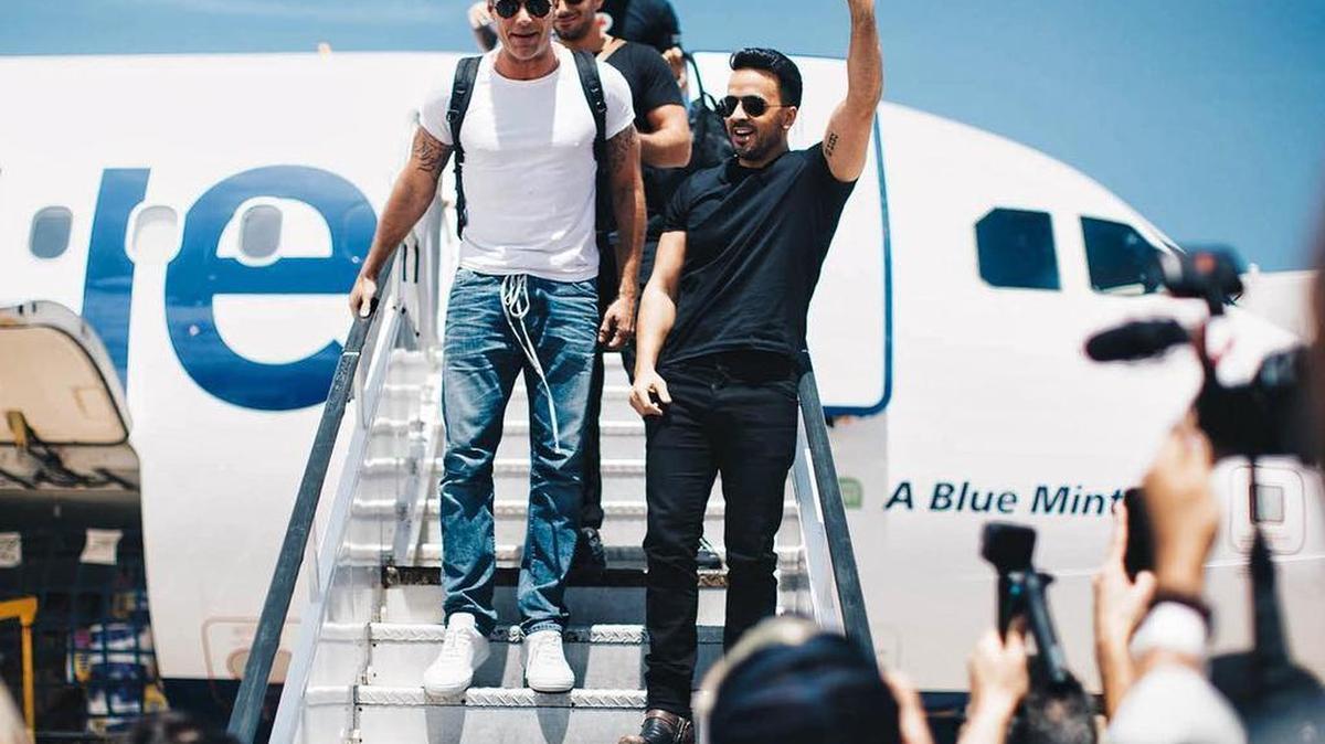 Las celebridades Luis Fonsi y Ricky Martin llegan a Puerto Rico con un cargamento de insumos para los damnificados.