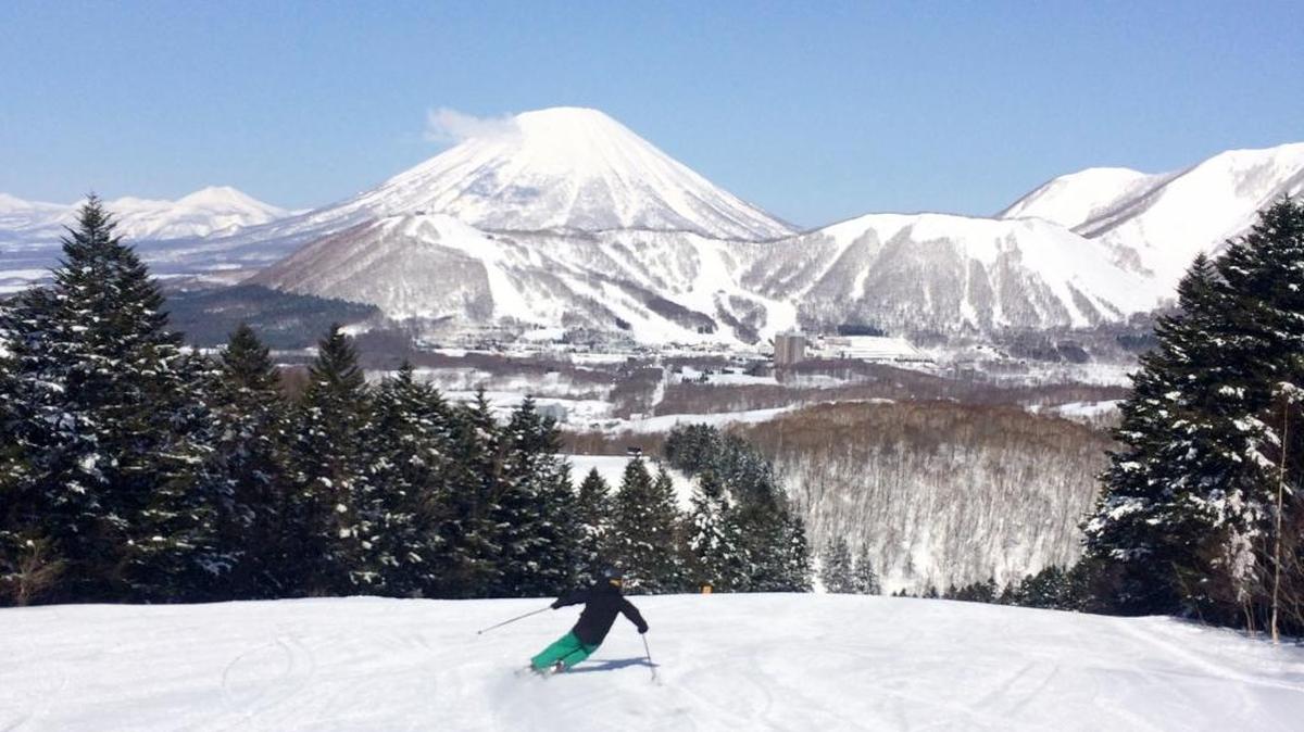 Un esquiador en Rusutsu resort en Hokkaido, Japón.