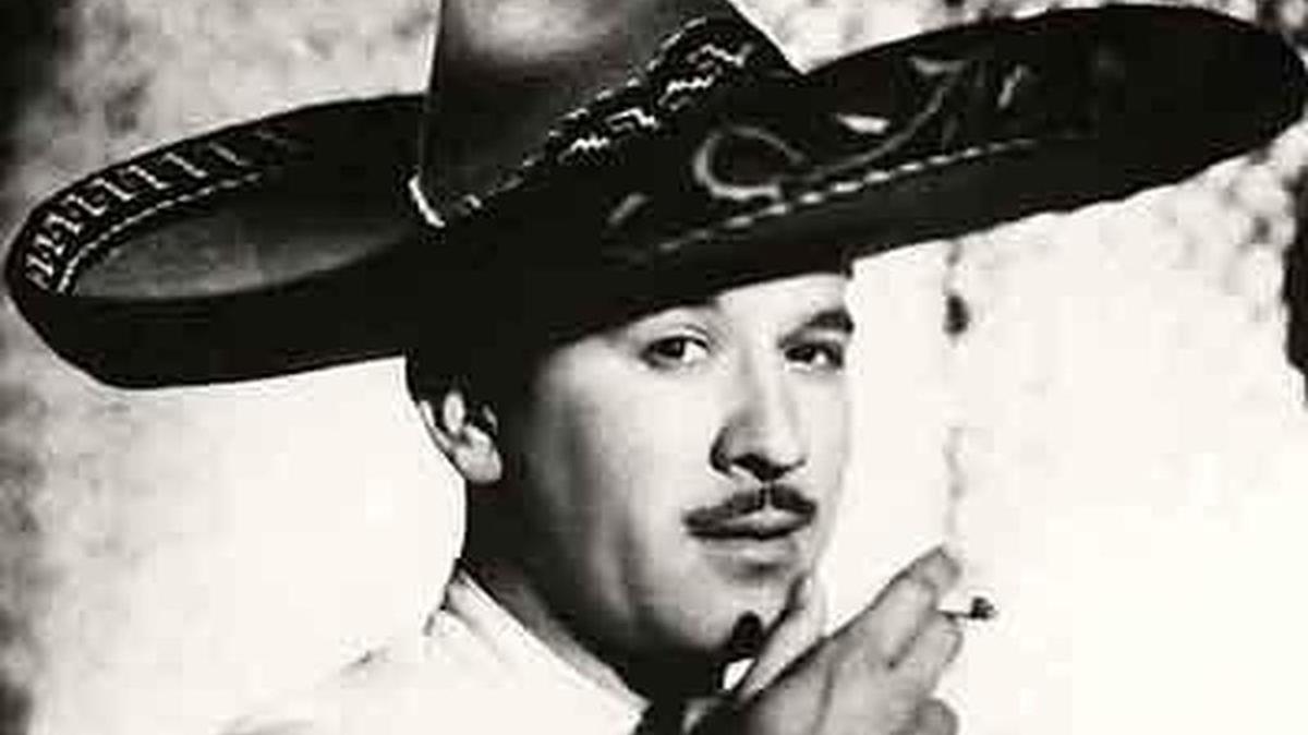 ¿Qué inexplicable encanto ha logrado que más de ocho generaciones de mexicanos quieran a Pedro Infante como si fuera un familiar, que lo idolatren en toda América?