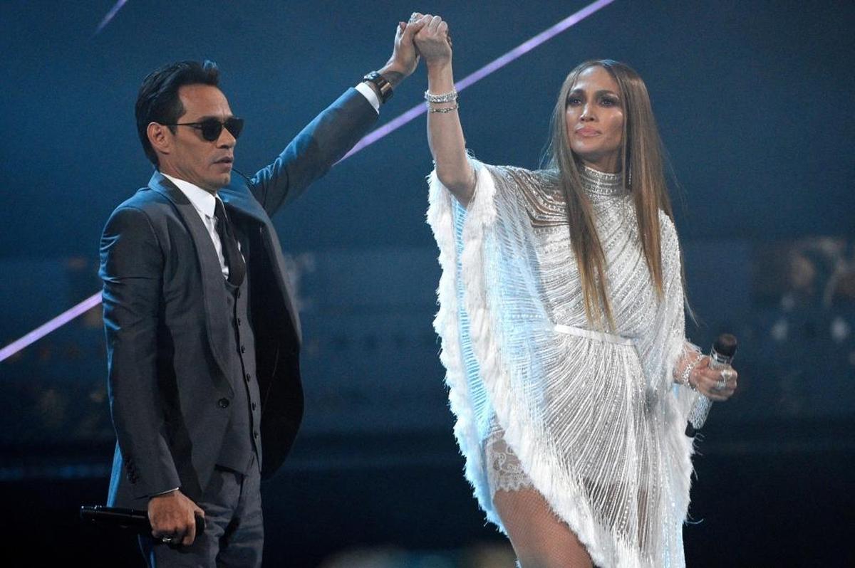 Marc Anthony y Jennifer López durante su interpretación de ‘Olvidame y pega la vuelta’ en la ceremonia de los premios Grammy Latinos en la T-Mobile Arena el 17 de noviembre en Las Vegas.