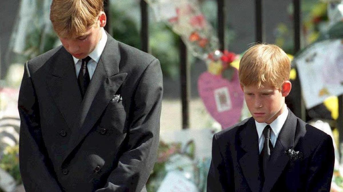 Esta foto de archivo tomada el 6 de septiembre de 1997 muestra al príncipe Guillermo y al Príncipe Enrique, los hijos de Diana, la Princesa de Gales, inclinando la cabeza mientras el ataúd de su madre es sacado de la Abadía de Westminster después del funeral. 