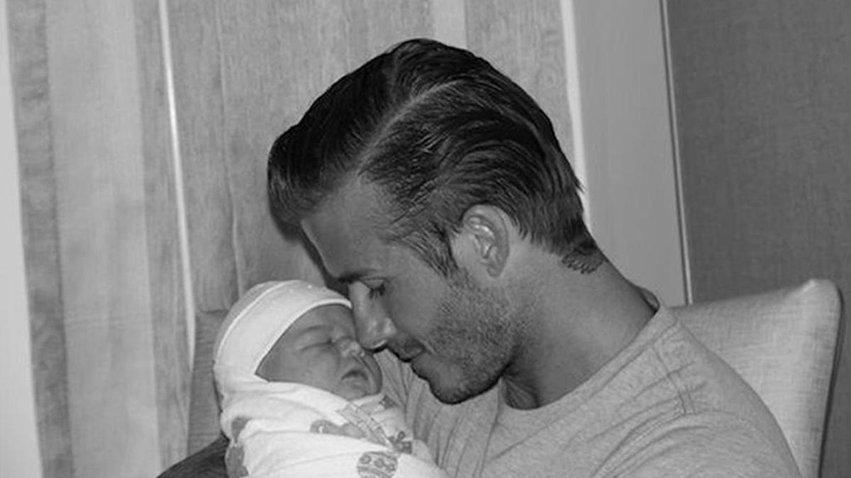 David Beckham sostiene a su hija Harper Seven Beckham el 17 de julio de 2011, una semana después de nacer.