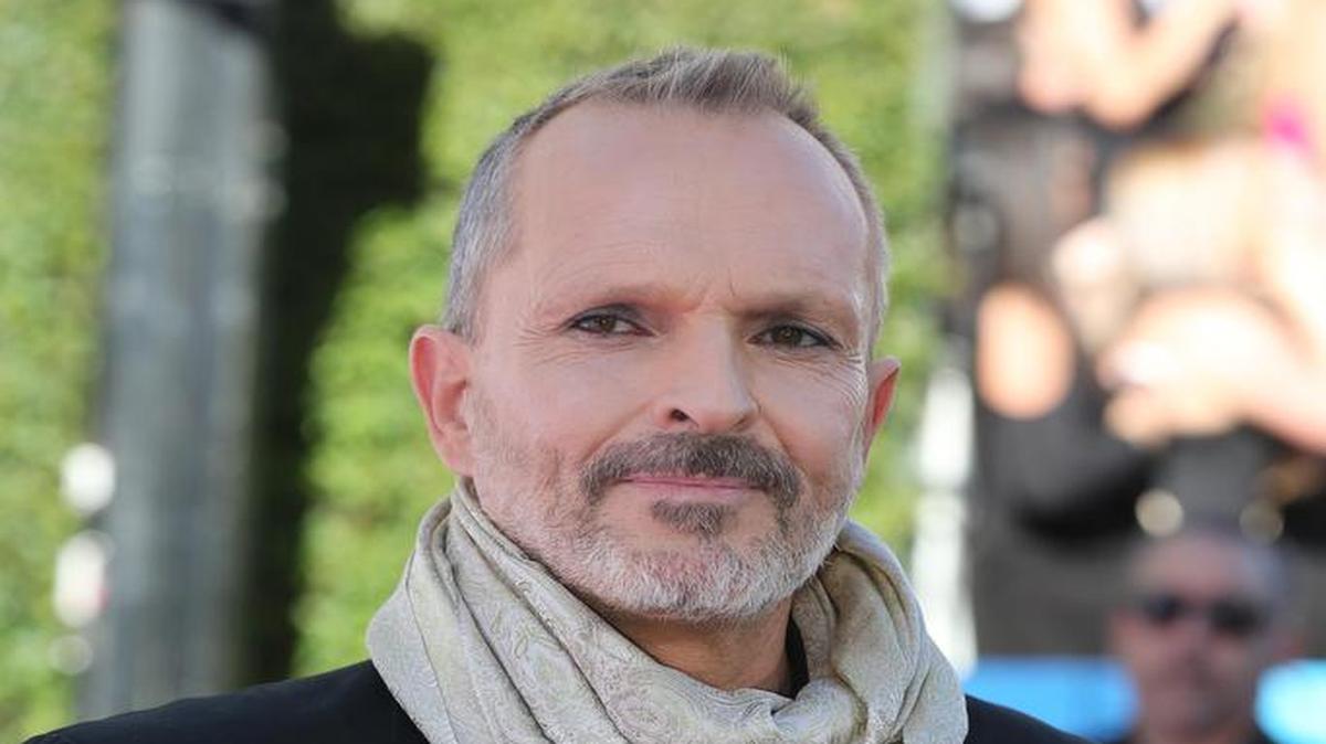 El cantante español Miguel Bosé posa en la alfombra roja de los Premios Latin American Music el jueves 6 de octubre de 2016, en el teatro Dolly de Hollywood.