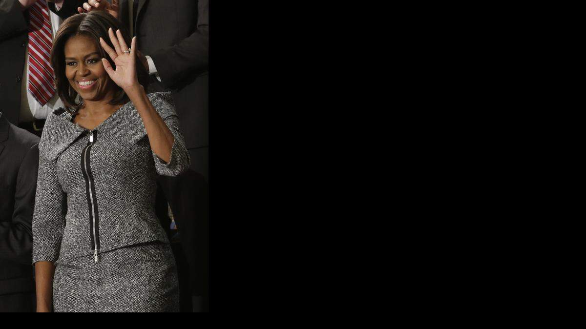 
Michelle Obama, eligió un elegante traje de chaqueta del diseñador neoyorquino Michael Kors en tweed gris para asistir al discurso del Estado de la Unión.
