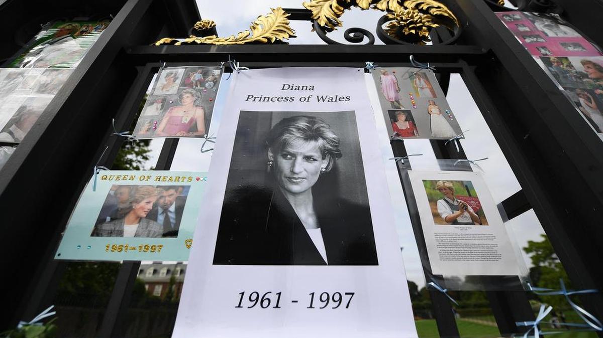 Tributos en homenaje a la princesa Diana de Gales, son colocados a las puertas del Palacio de Kensington en Londres, Reino Unido, el 29 de agosto de 2017.