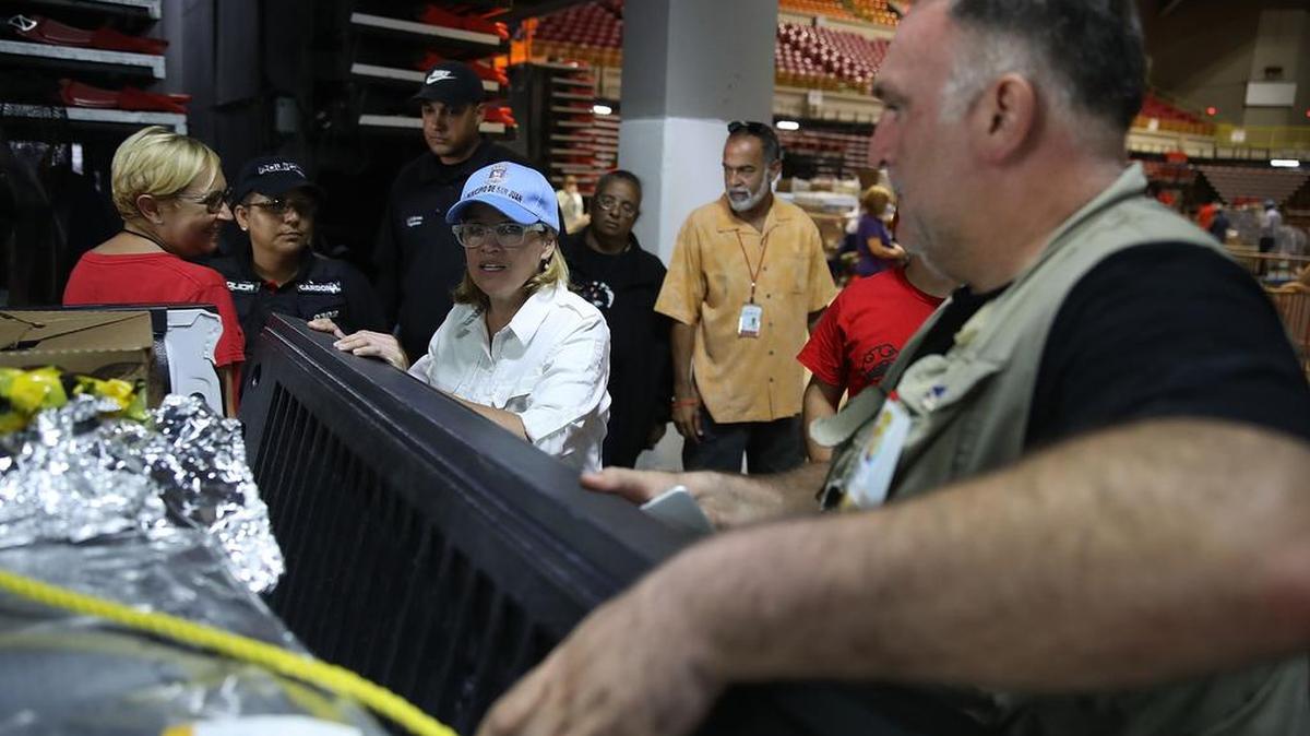 La alcaldesa de San Juan, Carmen Yulín Cruz, y el chef español José Andrés preparan un camión con ayuda humanitaria y comida para las víctimas del huracán María, el 30 de septiembre de 2017, en San Juan, Puerto Rico. 