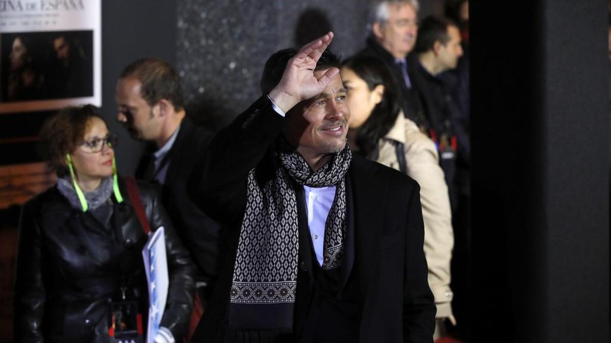 El actor estadounidense Brad Pitt posa a su llegada al estreno de "Aliados", un film romántico de espionaje dirigido por Robert Zemeckis y en el que comparte cartel con la actriz francesa Marion Cotillard, hoy en el cine Callao de Madrid.