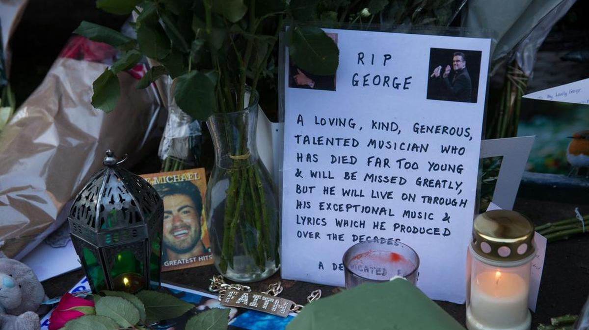 Los mensajes se ven entre las flores, las velas y otras ofrendas dejadas en tributo fuera de la casa del cantante británico George Michael, donde el cantante murió el día de Navidad, en Goring, sur de Inglaterra, el 28 de diciembre de 2016.