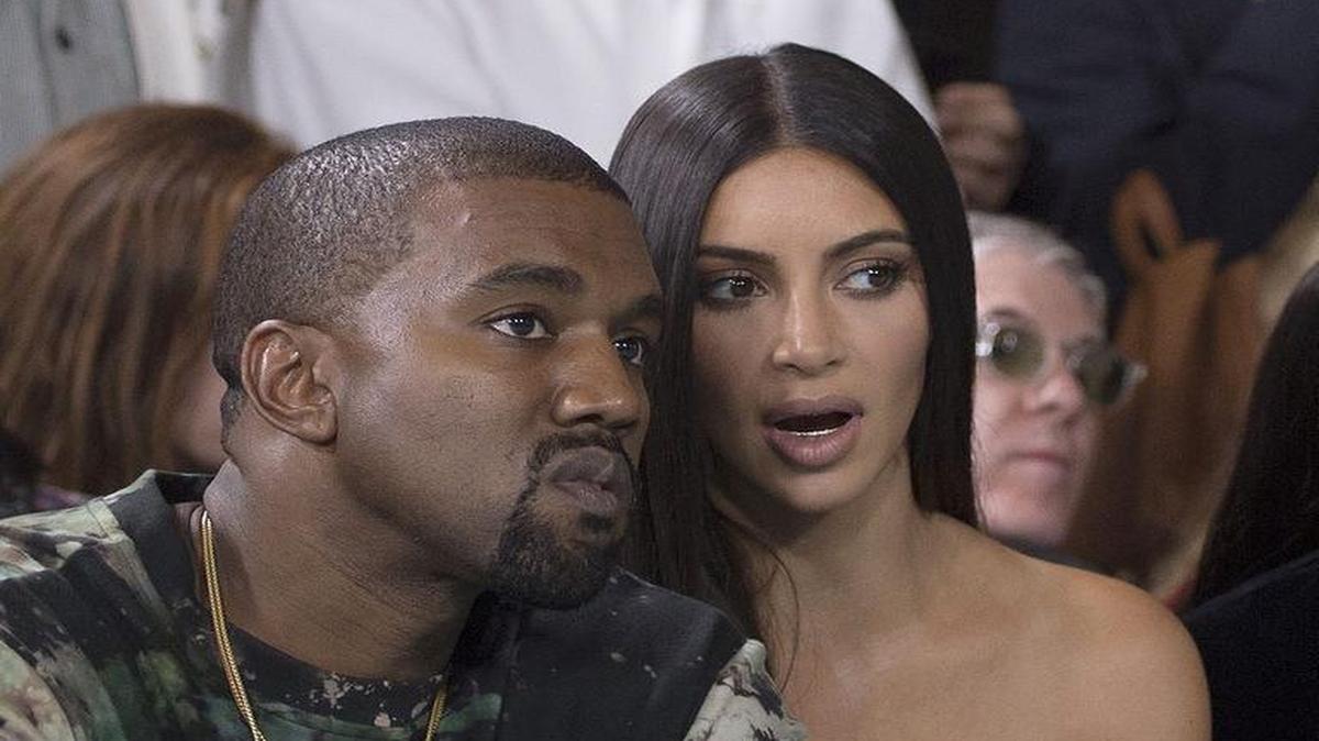 Imagen de archivo del rapero estadounidense Kayne West (i) y su mujer, la estrella televisiva Kim Kardashian, durante el desfile de Off-White en la Semana de la Moda de París, Francia, el 29 de septiembre de 2016.