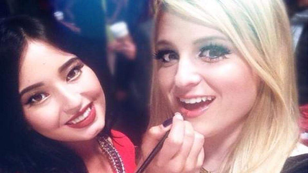 
La artista del maquillaje Laura Sánchez y la cantante Meghan Trainor.
