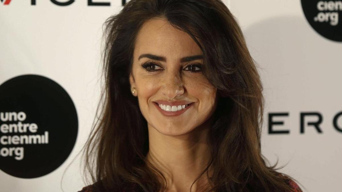 La actriz Penélope Cruz, posa durante la presentación de "Soy Uno entre Cien Mil", el documental sobre niños enfermos de leucemia que empezó a dirigir en octubre del año pasado con el apoyo de una ONG dedicada al cáncer infantil. EFE/Paco Campos