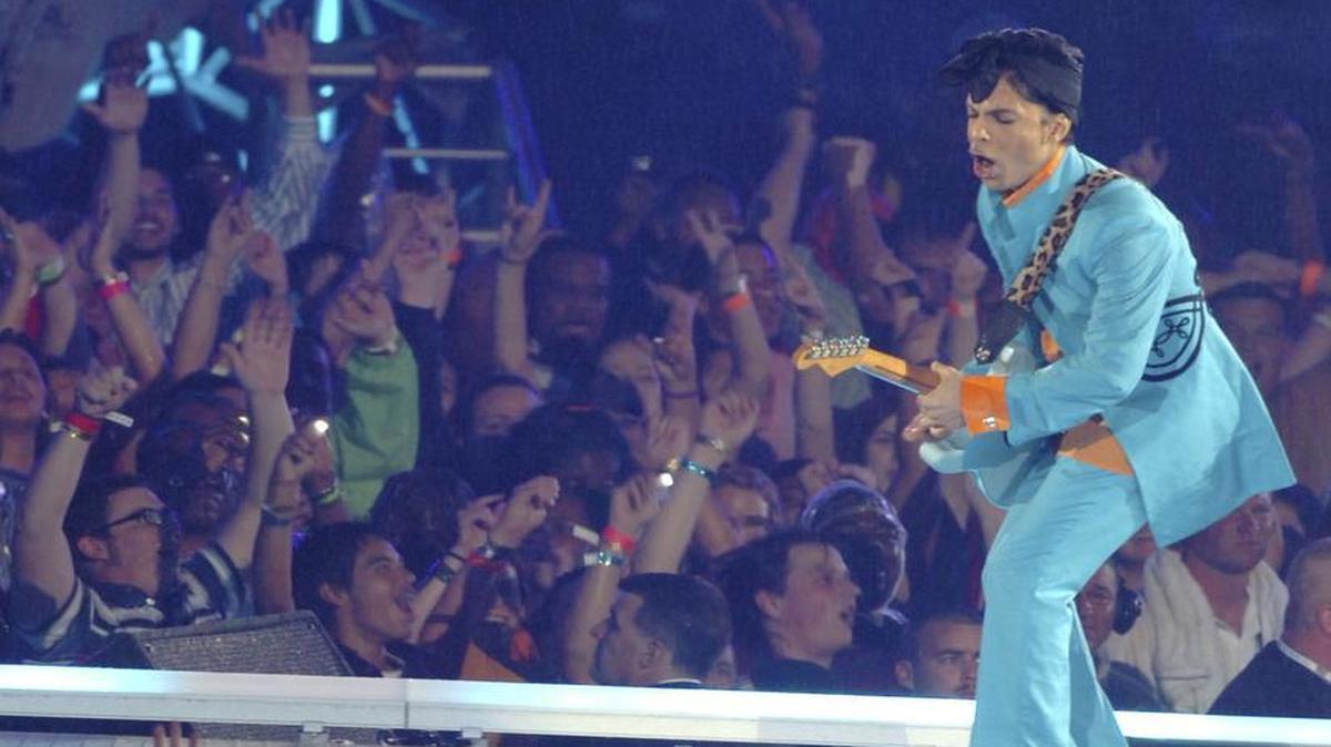 La superestrella del pop Prince se presenta durante el show del medio tiempo del Super Bowl XLI, el 4 de febrero de 2007, en el Dolphin Stadium en Miami Gardens.
