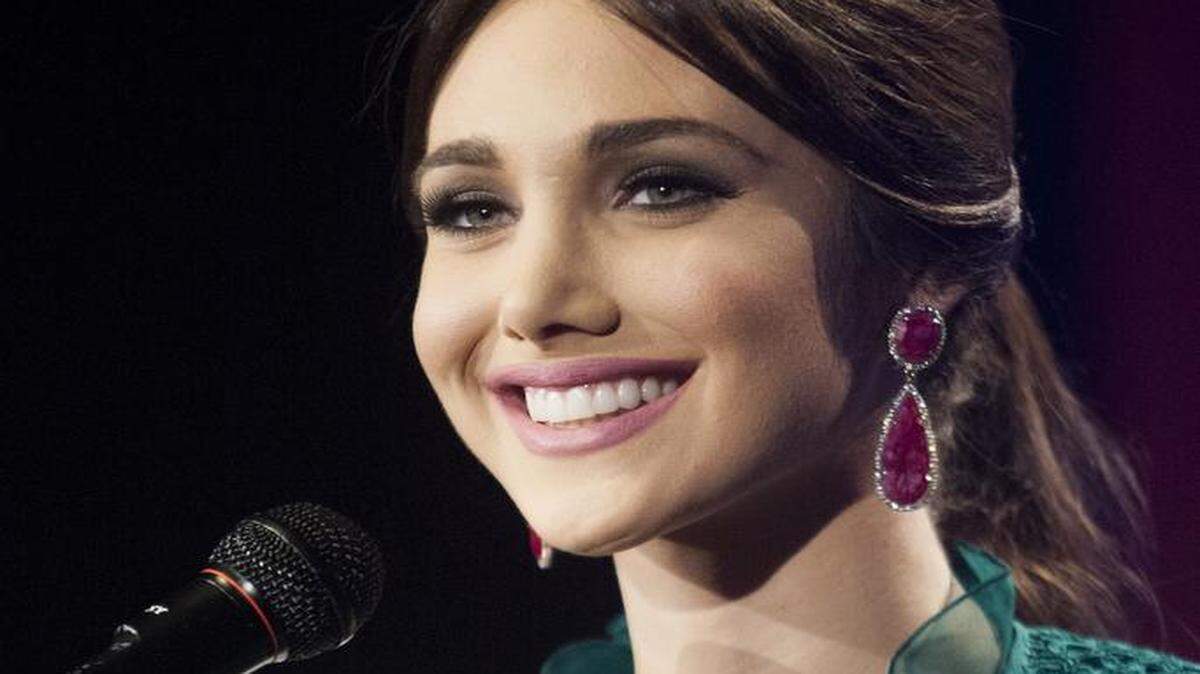 La ganadora del concurso de belleza Miss International 2015, la venezolana Edymar Martínez, habla durante una rueda de prensa hoy, miércoles 18 de noviembre de 2015, en Caracas (Venezuela).