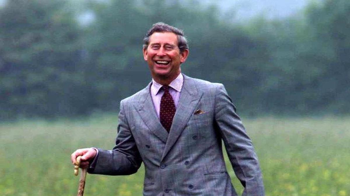 Fotografía de archivo del presidente Carlos de Inglaterra en una granja el 2 de junio de 1999.
