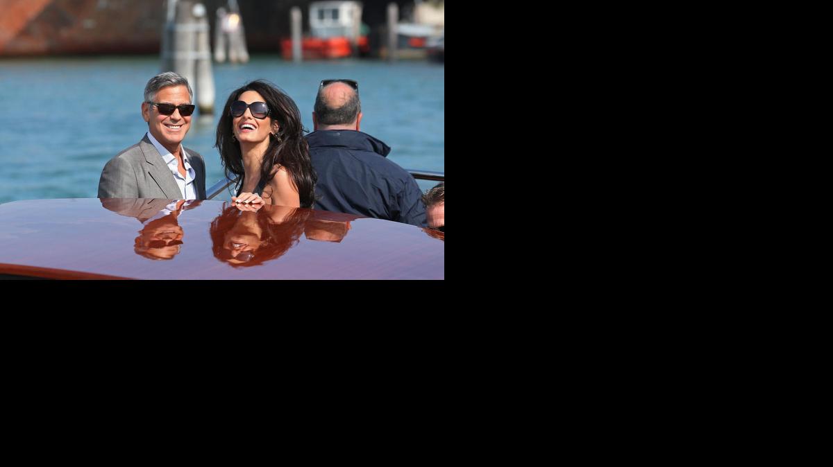 
 El actor estadounidense, George Clooney (izda), y su prometida, Amal Alamuddin (dcha), a su llegada por barco a Venecia (Italia) hoy, viernes 26 de septiembre de 2014. Según medios de comunicación la boda de George Clooney y Amal Alamuddinse celebra este fin de semana. EFE/Alessandro Di Meo
