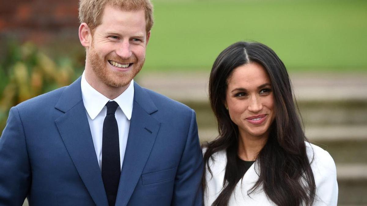 El príncipe Enrique de Inglaterra posa junto a su prometida, la actriz estadounidense Meghan Markle, tras anunciar su compromiso en el Jardín Sunken del Palacio Kensington, en Londres (Reino Unido) el 27 de noviembre de 2017.