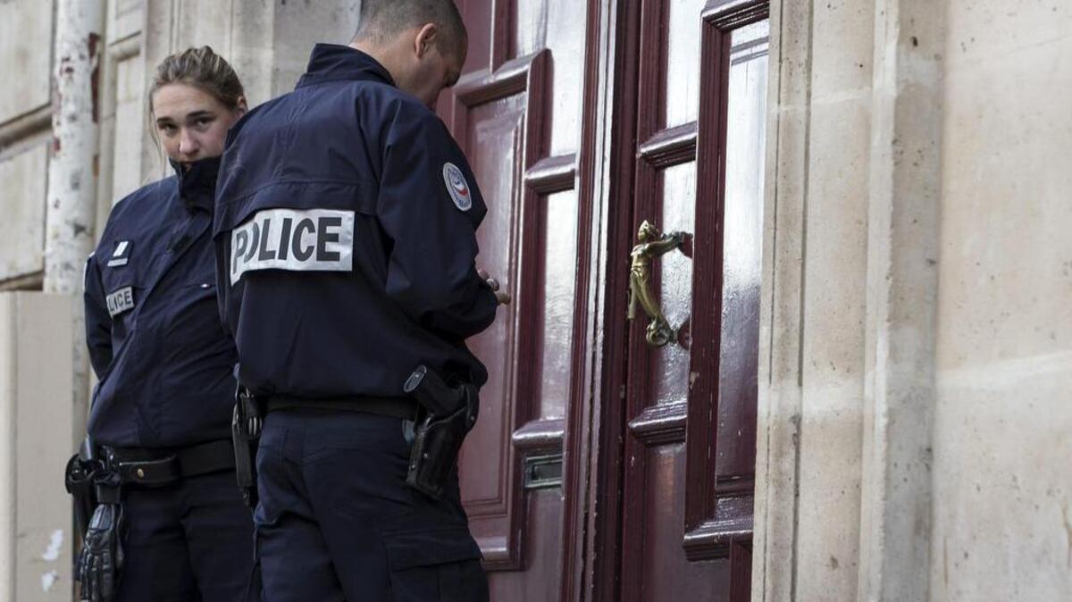 Agentes de policía vigilan la entrada del edificio de apartamentos donde la estrella televisiva Kim Kardashian fue víctima de un robo a mano armada durante la pasada madrugada, en París, Francia, hoy, 3 de octubre de 2016.