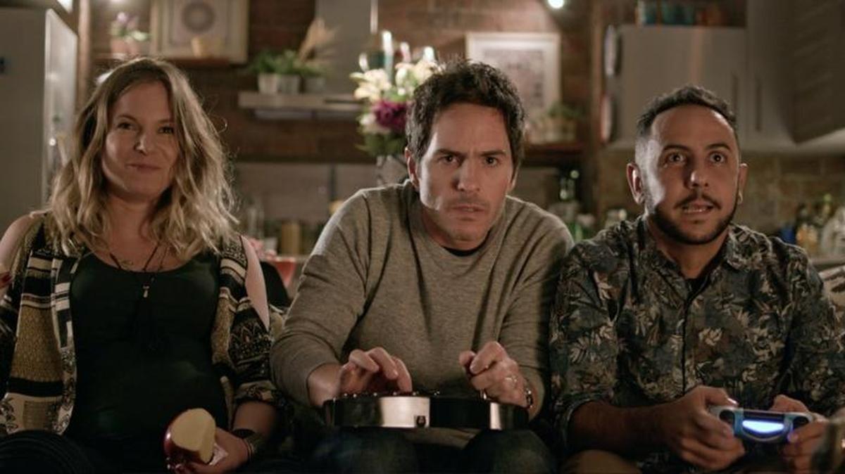 Fotografía cedida por Pantelion Films que muestra un fotograma de la comedia "Hazlo como hombre" en el que aparece el actor Mauricio Ochmann (c). Protagonista y productor de la comedia "Hazlo como hombre", el actor estadounidense de origen mexicano Mauricio Ochmann reflexionó en una entrevista con Efe sobre la cultura machista y homófoba que persiste en la sociedad y aseguró que aún se educa a los niños con estos estereotipos.