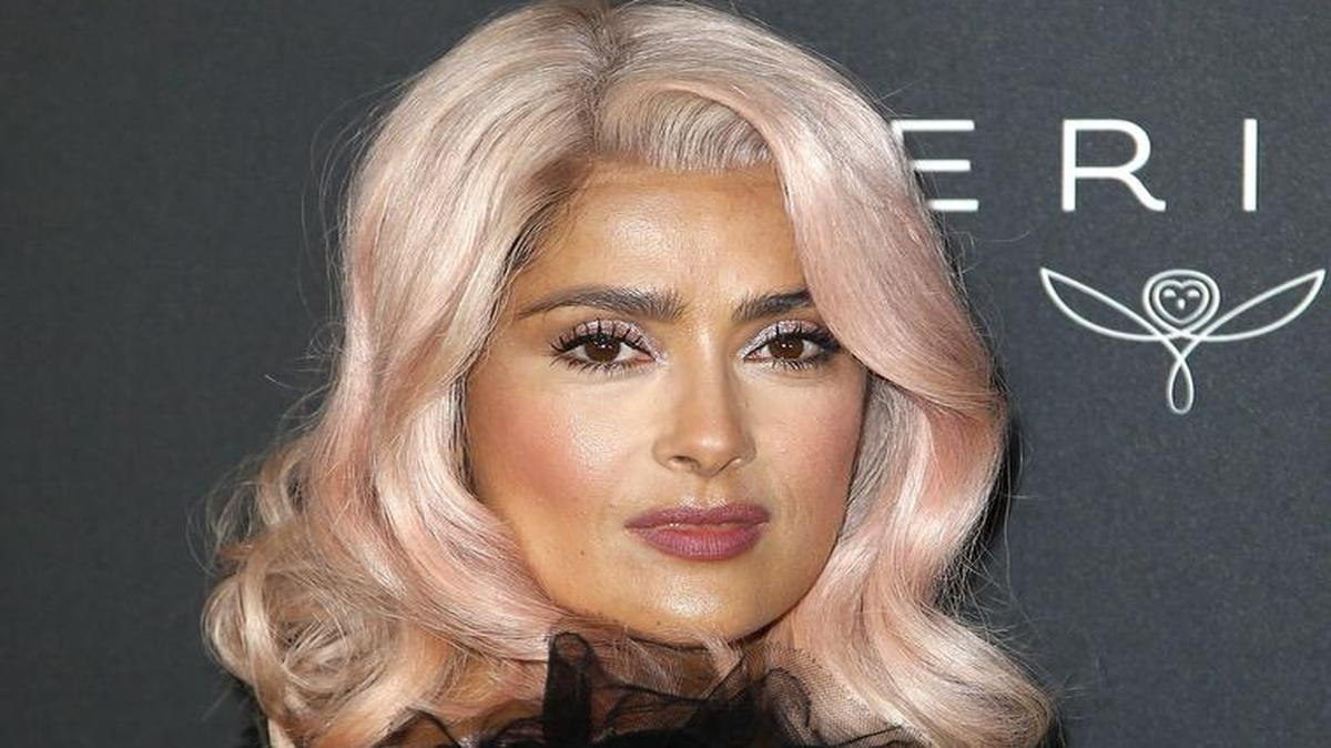 La actriz mexicana Salma Hayek llega a los premios Kering Women In Motion durante el Festival de Cine de Cannes, en Francia, el 21 de mayo de 2017. El festival se extiende del 17 al 28 de mayo.