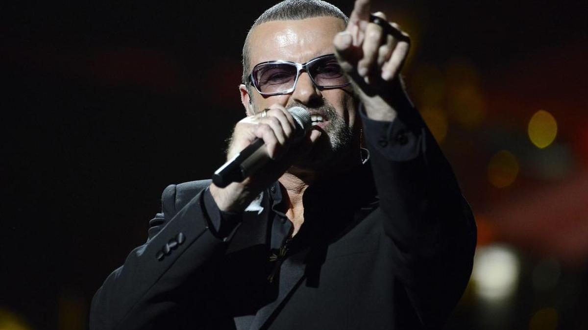 Una foto de archivo de septiembre de 2012 muestra el cantante británico George Michael actuando durante un concierto de gala de caridad para Sidaction en el Palais Garnier Opera House en París, Francia.