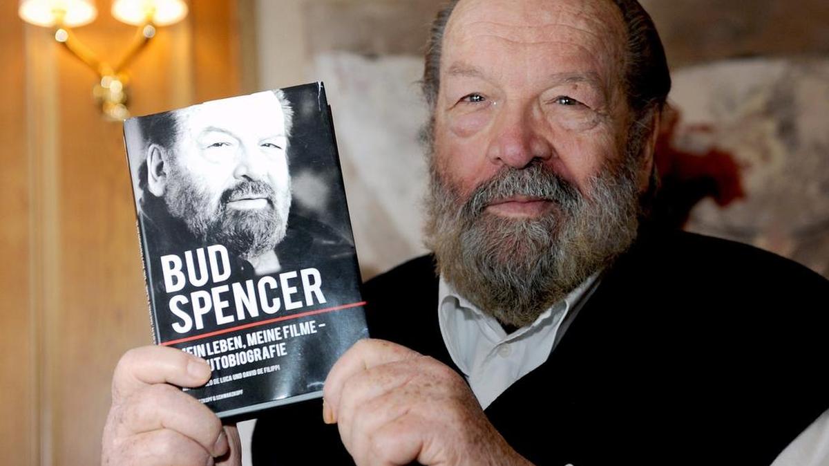 Fotografía de archivo del 13 de abril de 2011 que muestra al actor italiano Bud Spencer durante la presentación del libro autobiográfico: "Mi vida, mis películas", en Berlín (Alemania).
