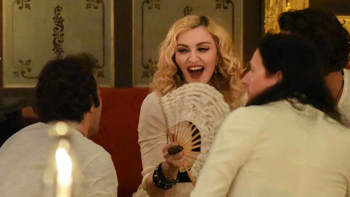 Madonna, centro, habla con amigos en el restaurante La Guarida, en La Habana, Cuba, la madrugada del miércoles, 17 de agosto de 2016.
