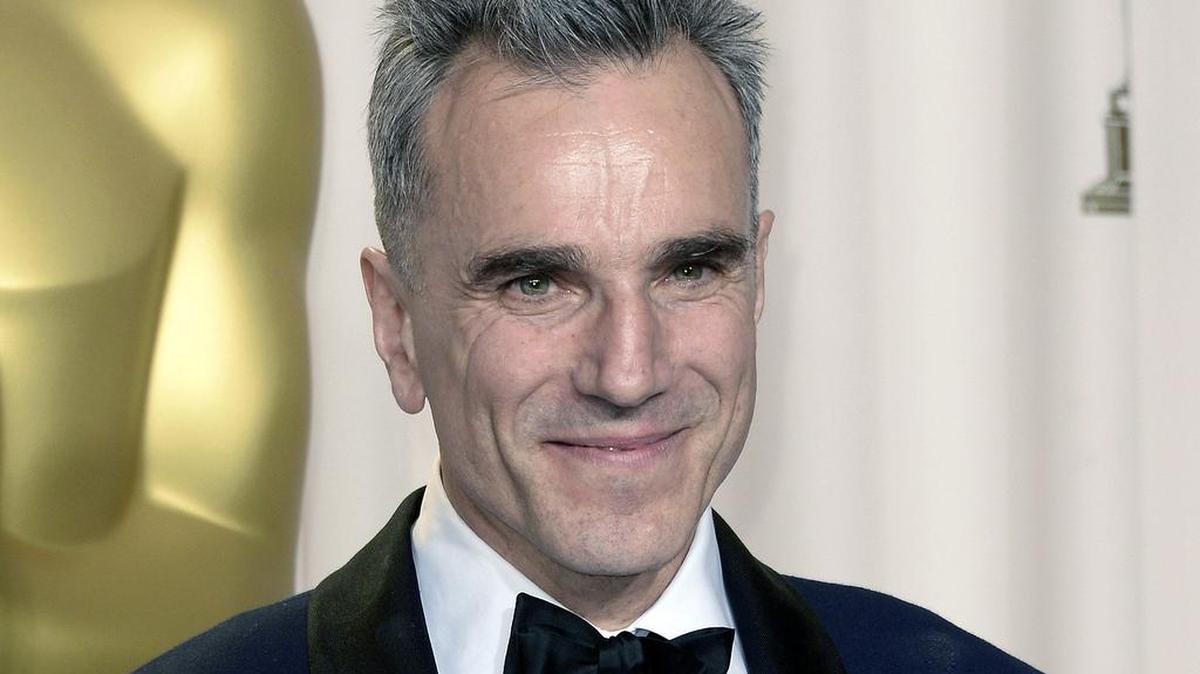 Fotografía de archivo del actor británico Daniel Day-Lewis lleva a cabo su Oscar por la actuación de un actor en el papel principal de 'Lincoln' en los 85os Premios de la Academia en el Teatro Dolby en Hollywood, California, EEUU, 24 de febrero de 2013.