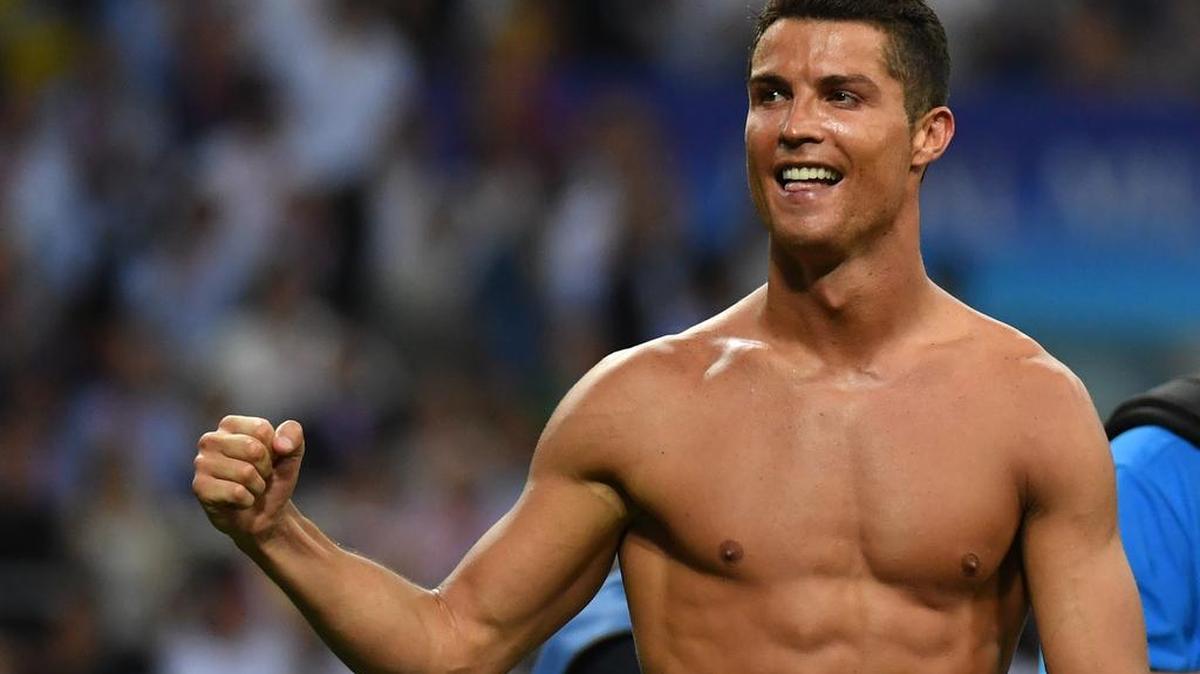 El delantero portugués del Real Madrid Cristiano Ronaldo celebra tras la victoria del Real Madrid en la Liga de Campeones frente al Atlético de Madrid, en partido celebrado el 28 de mayo de 2016, en el estadio de San Siro en Milán, Italia.