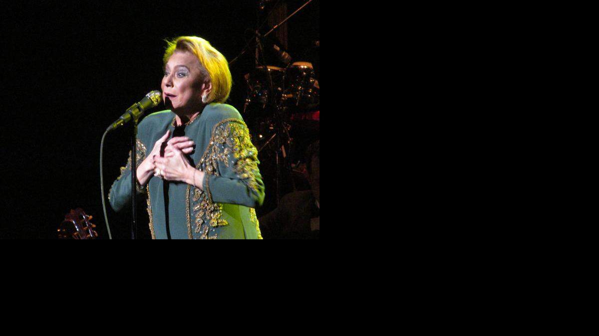
Lucecita Benítez rindió tributo Mercedes Sosa (1935-2009) en San Juan Puerto Rico.
