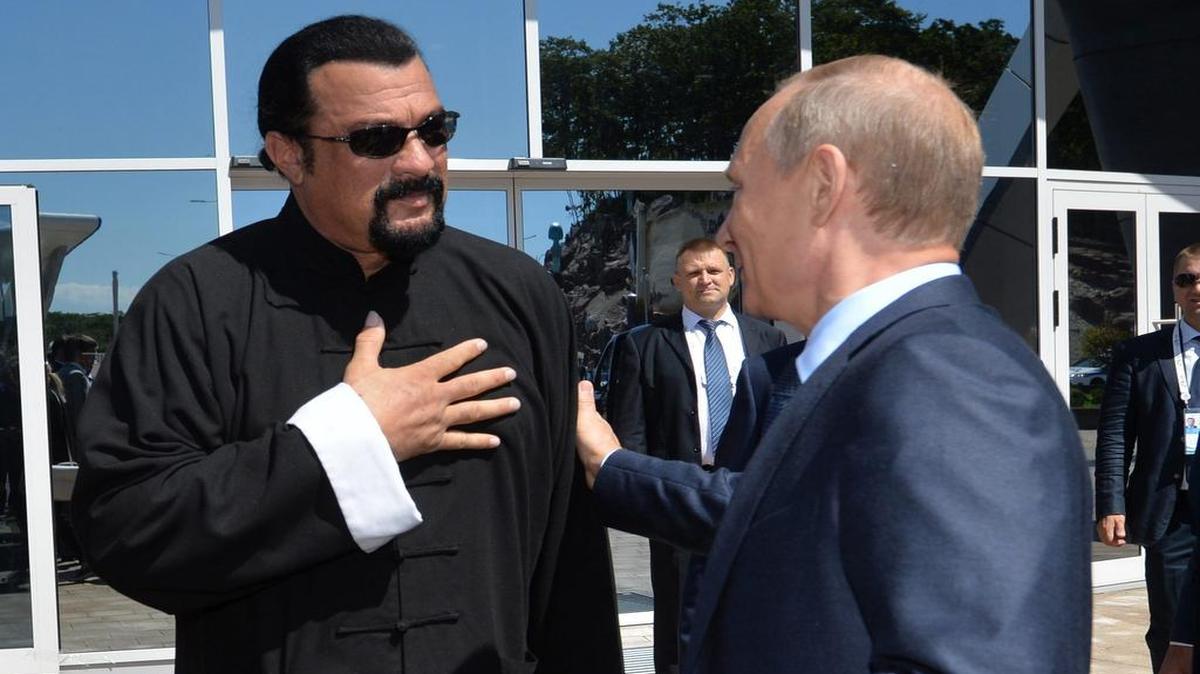 Fotografía fechada el 4 de septiembre de 2015 del presidente ruso, Vladímir Putin (dcha), mientras conversa con el actor estadounidense Steven Seagal (izq) durante la visita a un oceanográfico en Russky Island, cerca de Vladivostok (Rusia).