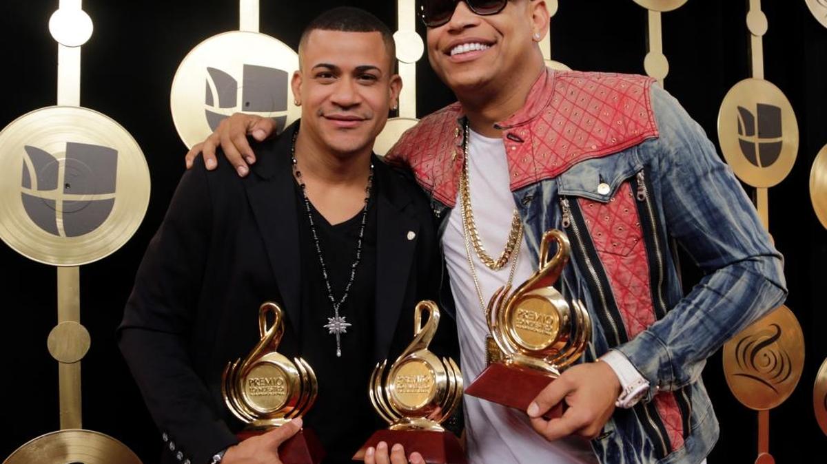 Randy Malcom y Alexander Delgado, de Gente de Zona, con el Premio Lo Nuestro Latin Music Awards, el 23 de febrero en Miami.