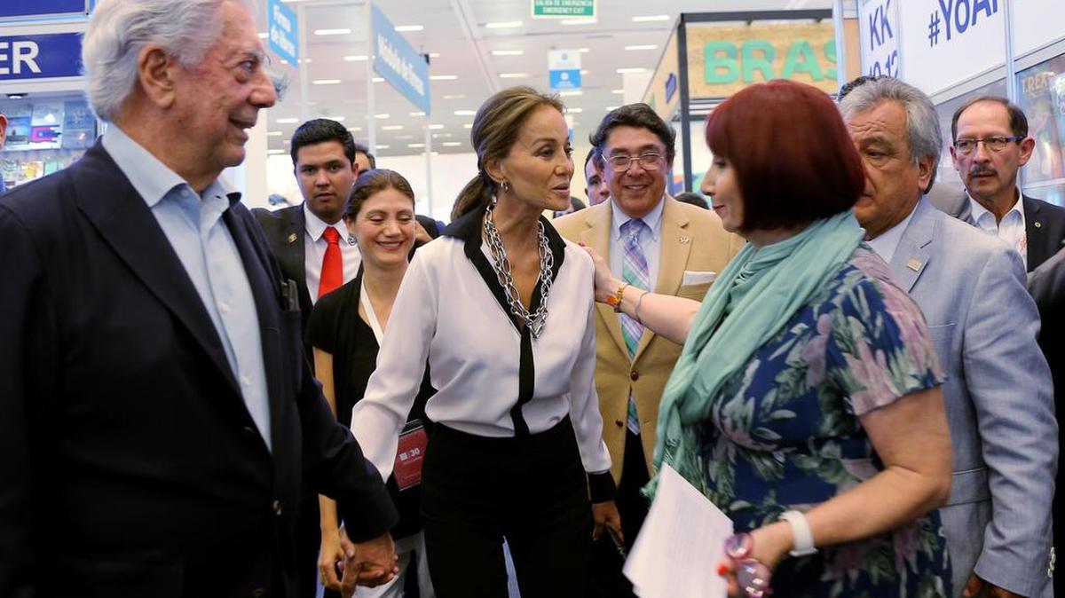 El escritor peruano y premio Nobel de Literatura Mario Vargas Llosa (i) e Isabel Preysler (c) asisten el lunes 28 de noviembre de 2016, a la trigésima edición de la Feria Internacional del Libro de Guadalajara (FIL) en México.