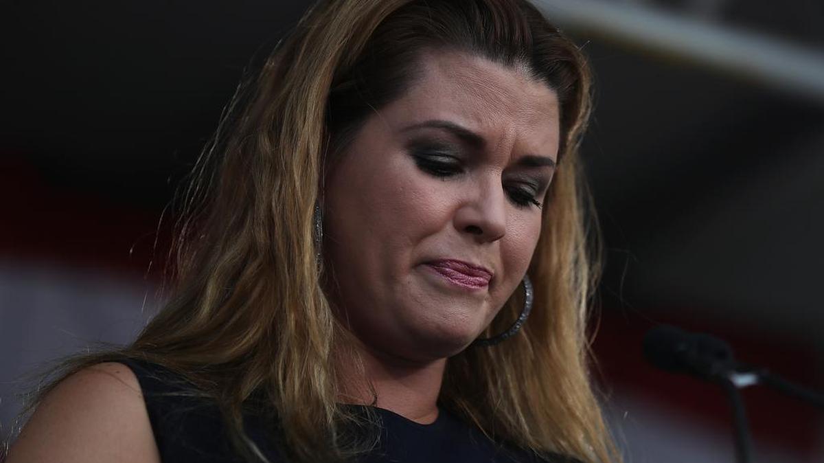 La ex Miss Universo Alicia Machado trata de contener el llanto, durante acto de campaña en apoyo a la candidata presidencial demócrata Hillary Clinton,  en Pasco-Hernando State College en Dade City, Florida.