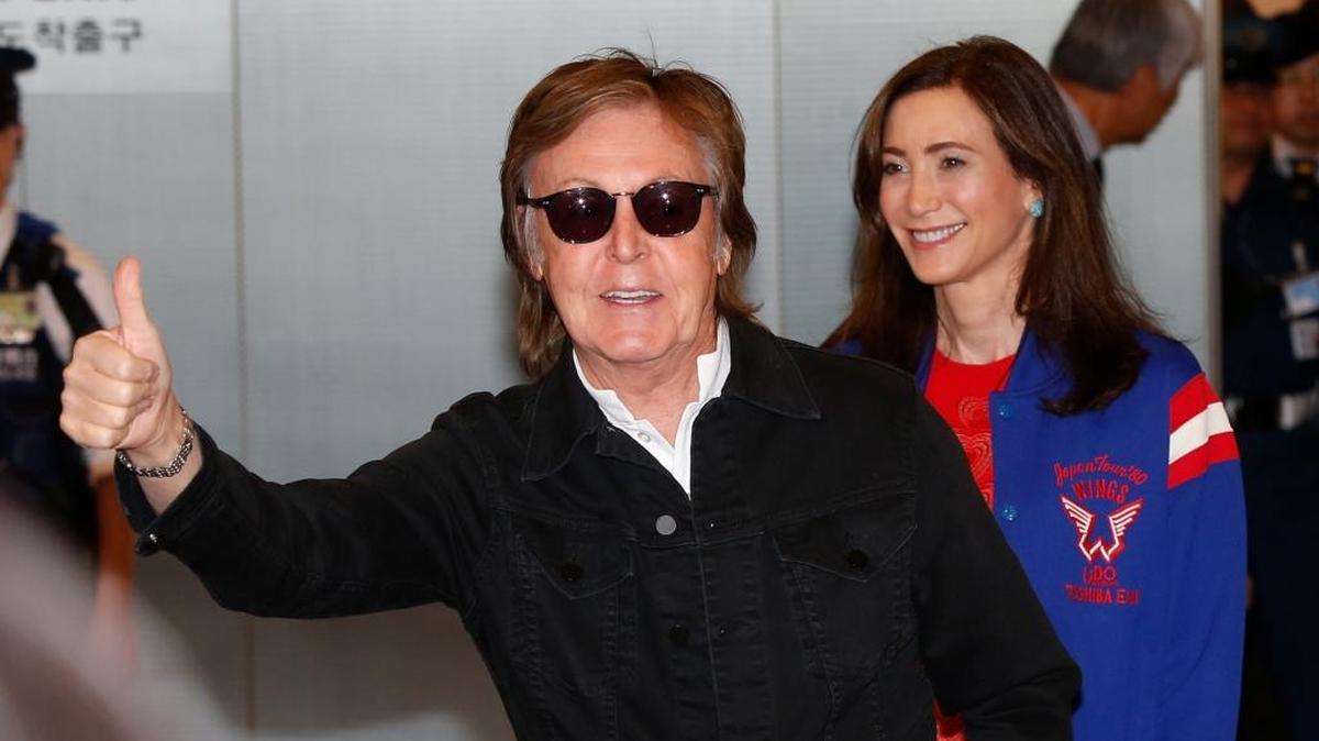 Paul McCartney a su llegada al aeropuerto Haneda en Tokio, Japón. El músico británico se presenta en Miami el 5 de julio.