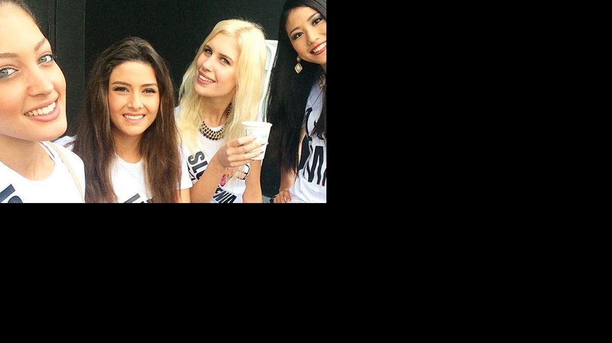 
El selfie de la discordia. De izquierda a derecha, Miss Israel, Miss Libano, Miss Eslovenia, y Miss Japón. 
