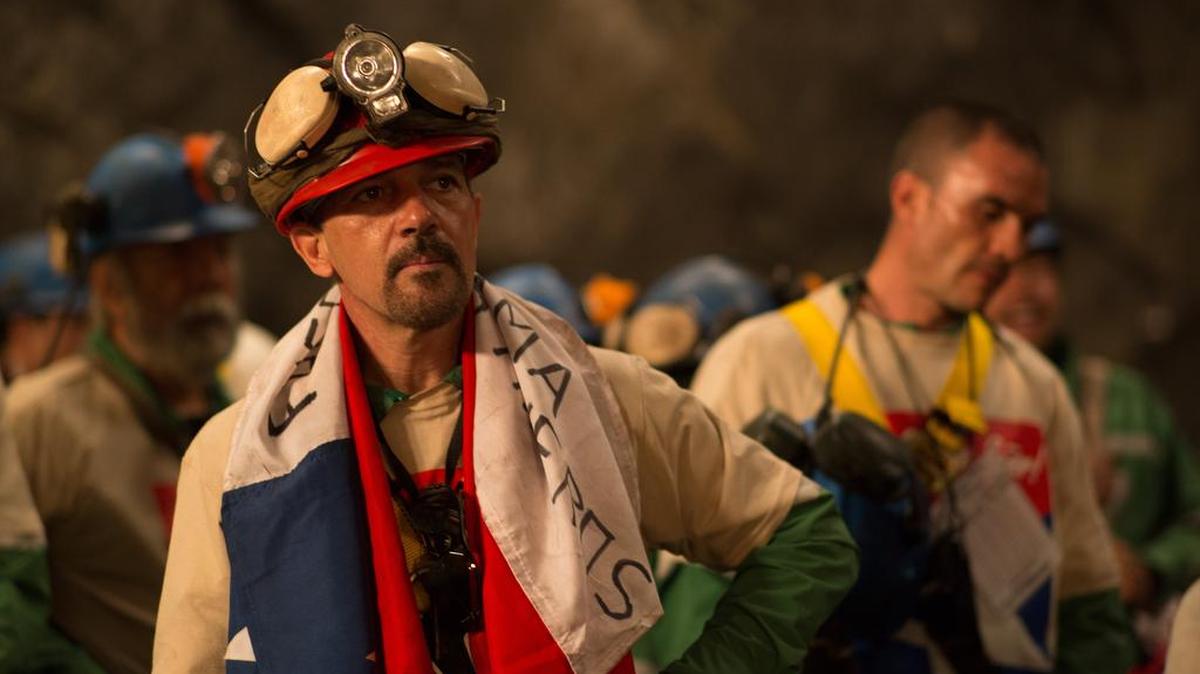 Antonio Banderas interpreta a uno de los mineros chilenos atrapados bajo tierra después de un accidente en ‘Los 33’.
