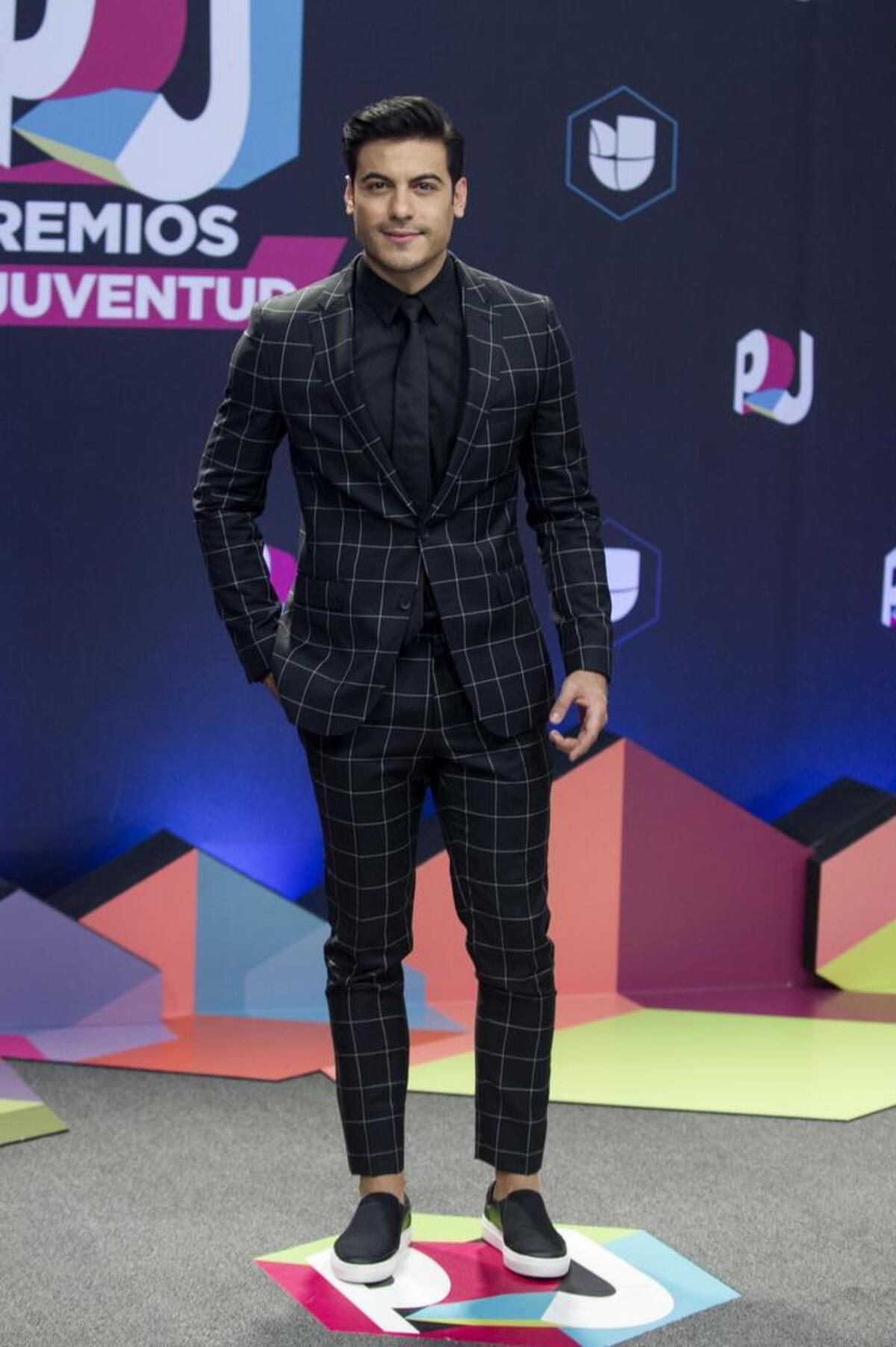 El cantante mexicano Carlos Rivera posa para los medios en la alfombra de la decimocuarta edición de los Premios Juventud el jueves 6 de julio 2017, en el Wasco Center de Coral Gables.