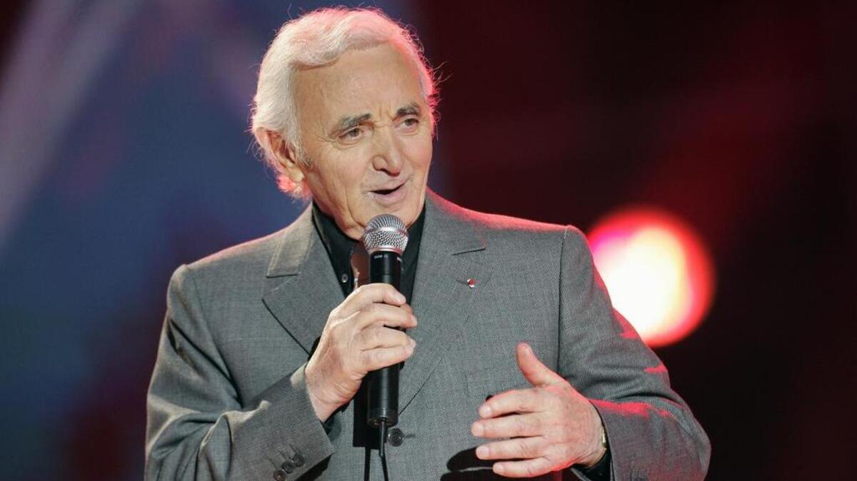 Esta foto de archivo tomada el 12 de enero de 2005 muestra al cantante francés Charles Aznavour actuando en un televisor francés de Francia 2.