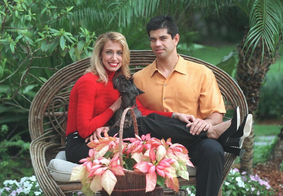 Lili Estefan, su esposo Lorenzo Luaces y su perro Havana en su casa el 9 de enero de 1997.