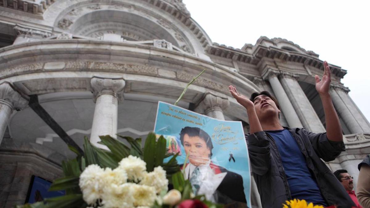 Seguidores del cantante mexicano Juan Gabriel se reúnen el jueves 1 de septiembre de 2016, en las afueras del palacio de Bellas Artes, en Ciudad de México (México).