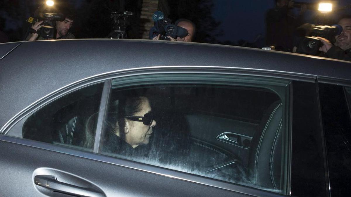 La tonadillera Isabel Pantoja, condenada a dos años de prisión por blanqueo de capitales, llega la cárcel sevillana de Alcalá de Guadaira para cumplir su pena, el 21 de noviembre de 2014.
