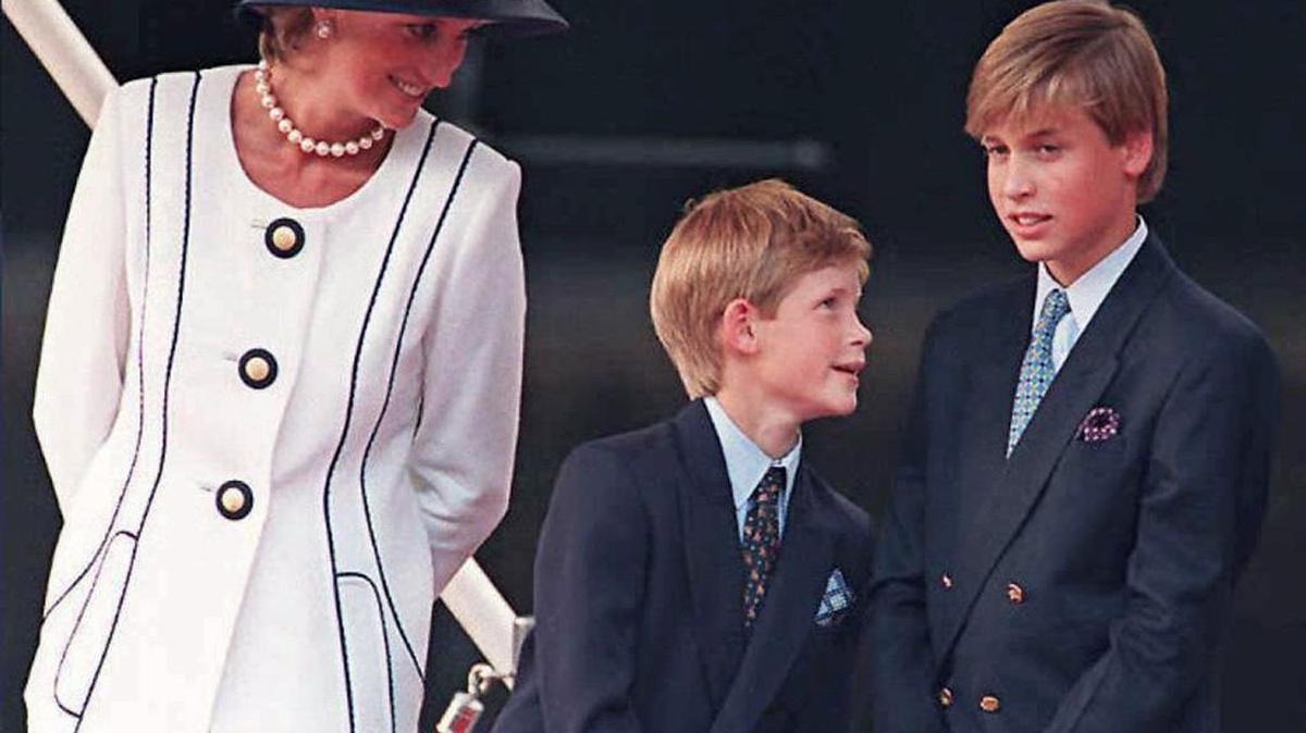 Esta foto de archivo tomada el 19 de agosto de 1995 muestra a Diana de Gran Bretaña, Princesa de Gales y a sus hijos el Príncipe Harry y el Príncipe Guillermo en Londres.