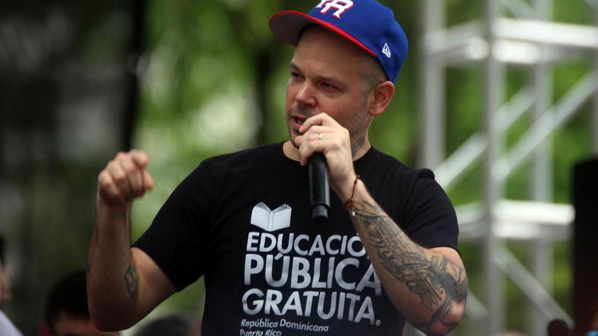 Residente revela que ya ha finalizado el guión con el que debutará como director de cine, su nuevo proyecto fílmico junto a Sony Music Entertainment, 1868 Studios, que será sobre el revolucionario puertorriqueño José Maldonado Román, mejor conocido como ‘Águila Blanca’.