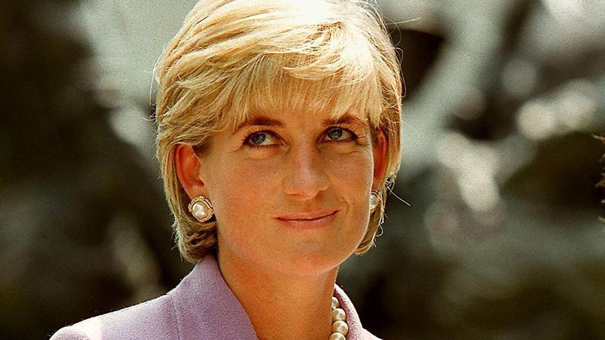 Esta foto de archivo tomada el 17 de junio de 1997 muestra a la Diana de Gran Bretaña, la Princesa de Gales, en una ceremonia en la sede de la Cruz Roja en Washington.