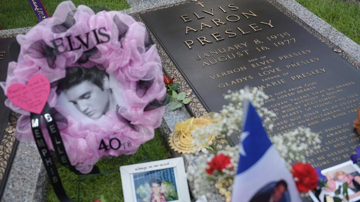 Los homenajes se ven al lado de la tumbade Elvis Presley el 12 de agosto de 2017 en Memphis, Tennessee.