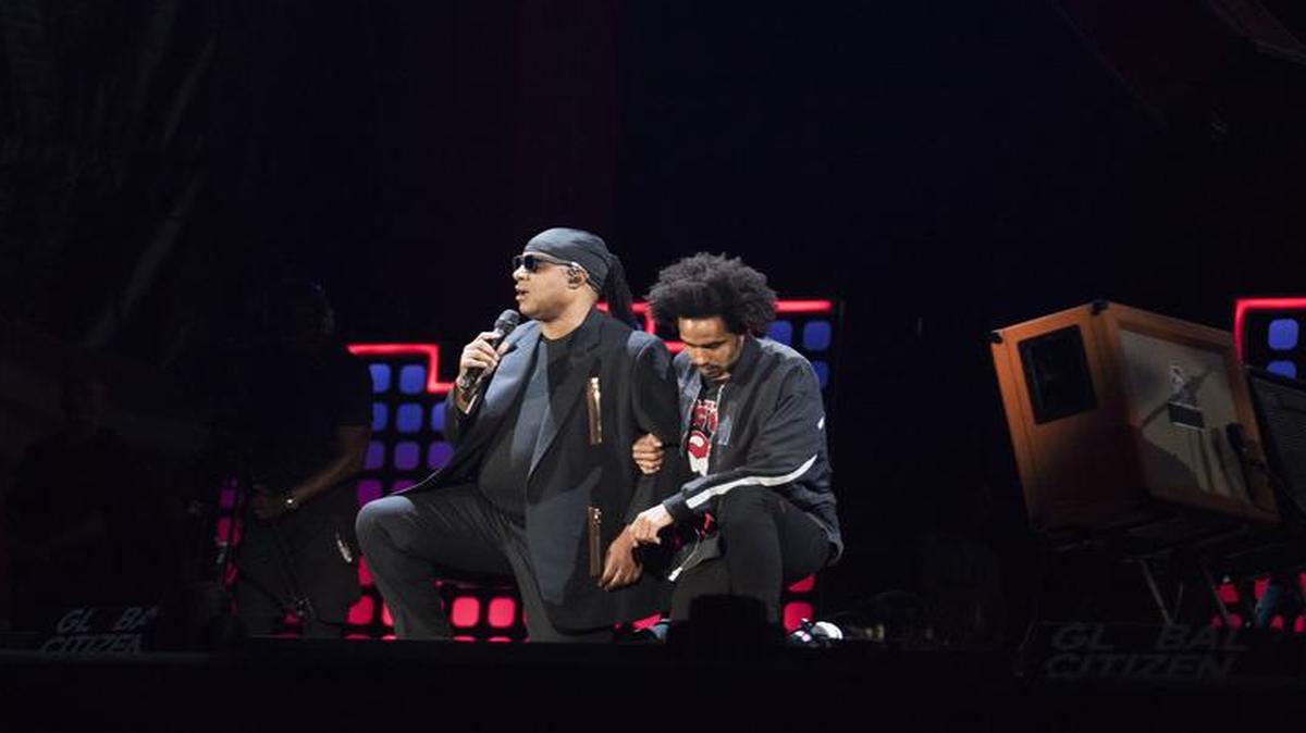 Stevie Wonder, izquierda, se arrodilla “por el país” con su hijo, Kwame Morris, antes de presentarse en el Global Citizen Festival 2017 en Central Park, el sábado 23 de septiembre de 2017, en Nueva York.
