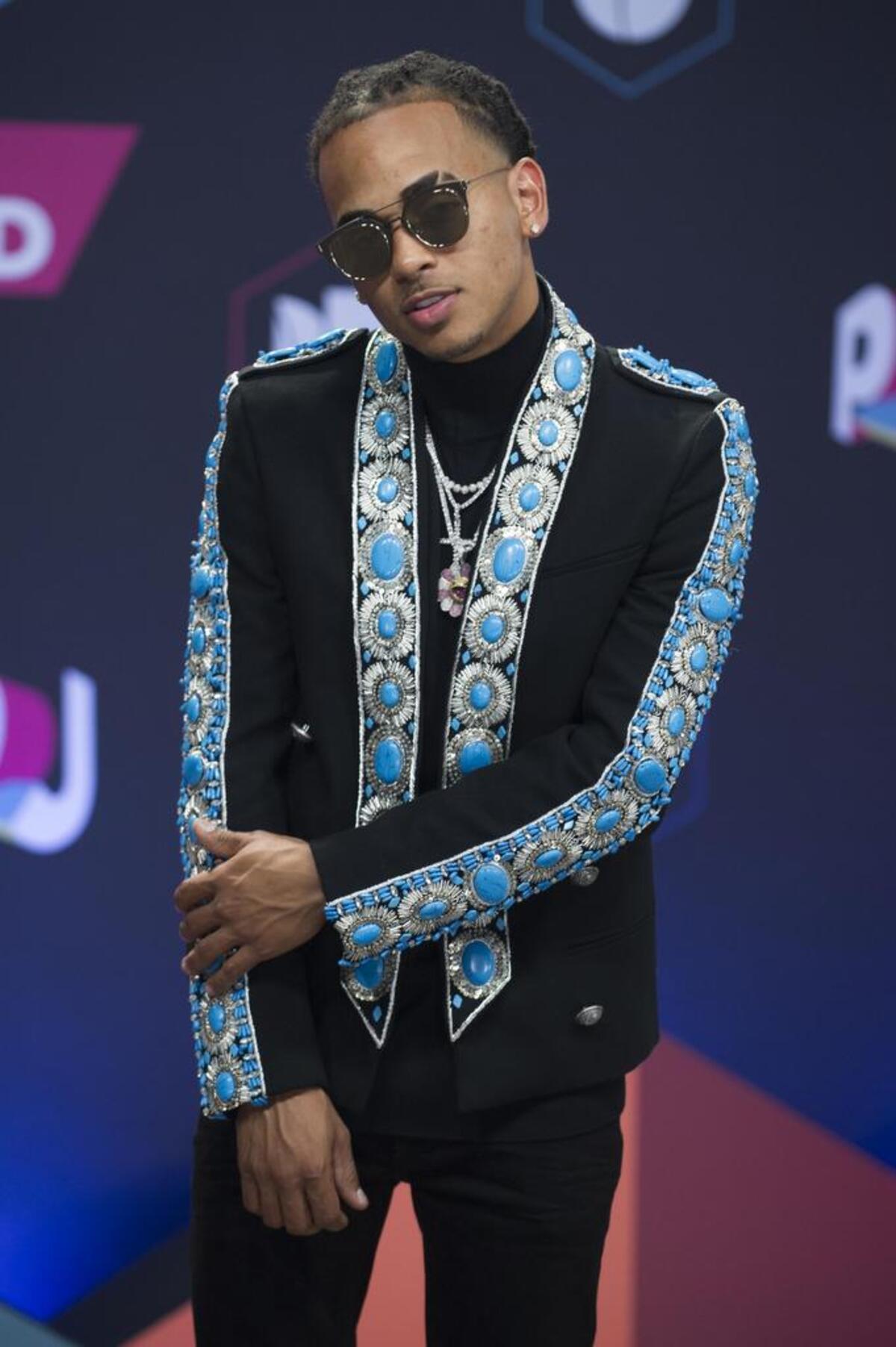 El cantante puertorriqueño Ozuna posa para los medios en la alfombra de la decimocuarta edición de los Premios Juventud el jueves 6 de julio 2017, en el Wasco Center de Coral Gables.